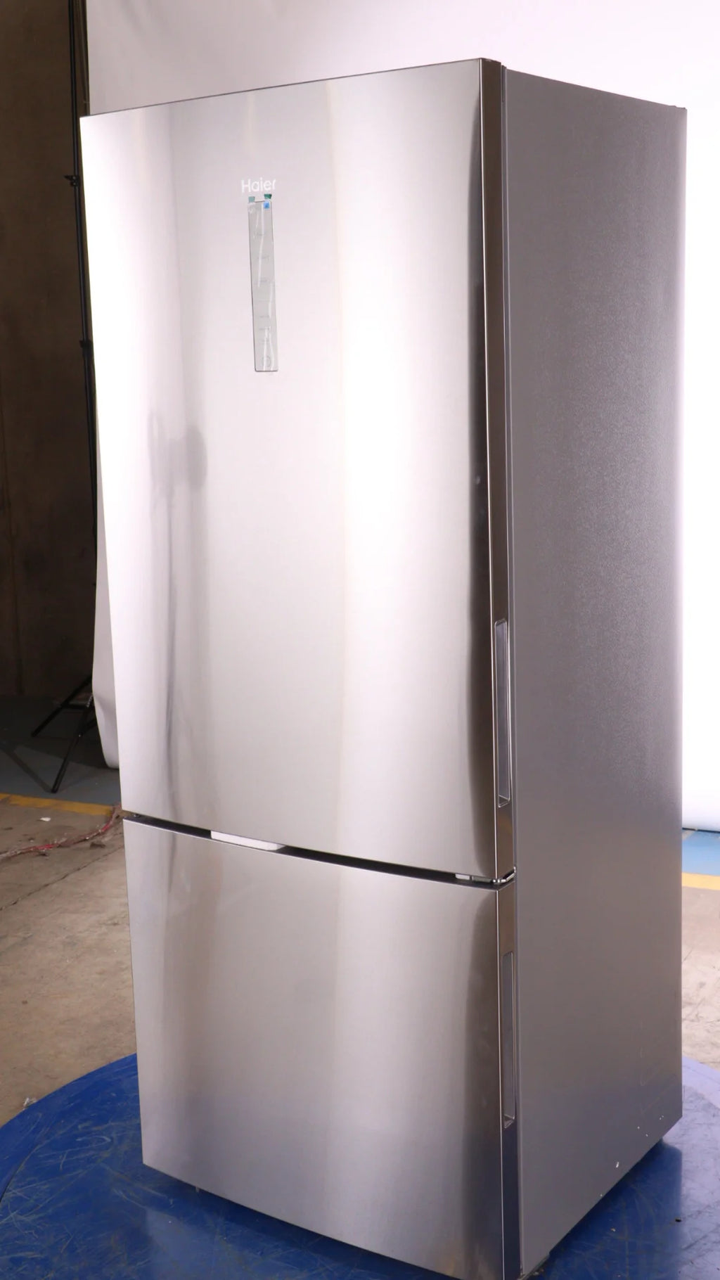 28 In. 15 Cu. Ft. Stainless Steel Bottom Freezer Refrigerator G189143